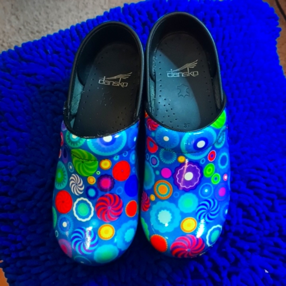 Ladies Amazing Candies and Twirls Dansko Professionals, Size 37, In great shape